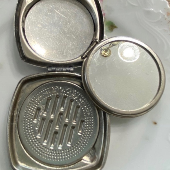 Antique Djer Kiss Kissing Fairies Compact (Final Price) - Picture 3 of 8